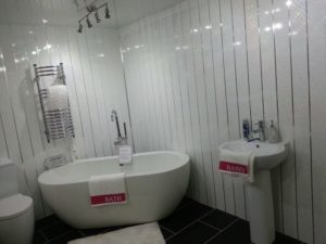 Плюсы и минусы отделки ванной пластиковыми панелями